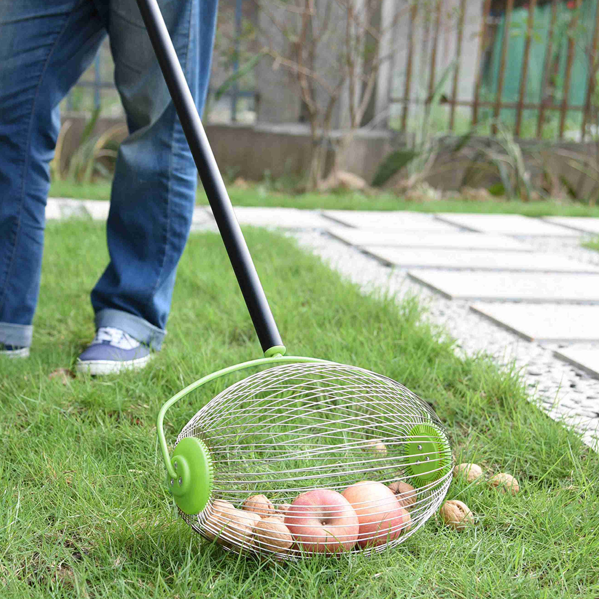 Приспособление для сбора. Gardena Fruit Collector. Собиратель яблок с земли Gardena. Ролл-плодосборник для яблок. Плодосборник для яблок с земли.